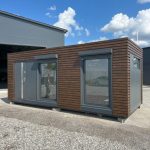 Módulo Habitável Pré-fabricado 21m² (7x3m) – Acabamento Madeira Nogueira e Casa de Banho com Banheira